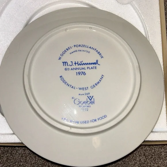 Vintage Goebel MJ Hummel 1976 6th Annual Collector's Plate Apple Tree Girl - Picture 2 of 4